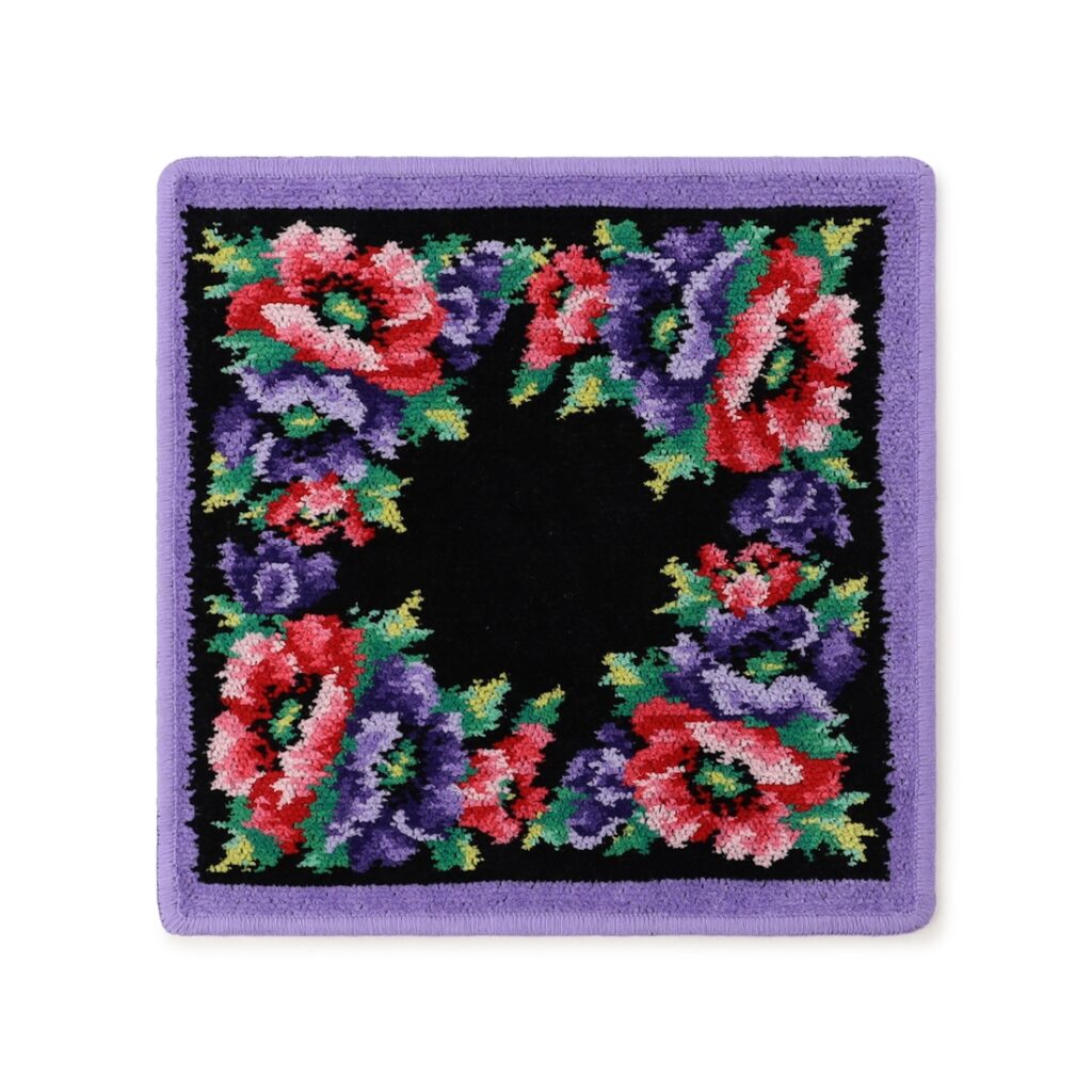 FEILER （フェイラー）の花柄のハンカチ（黒地）